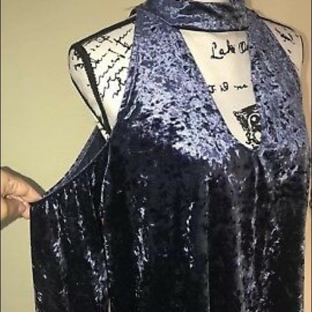 🔥AE Blue Velvet cold shoulder shirt!